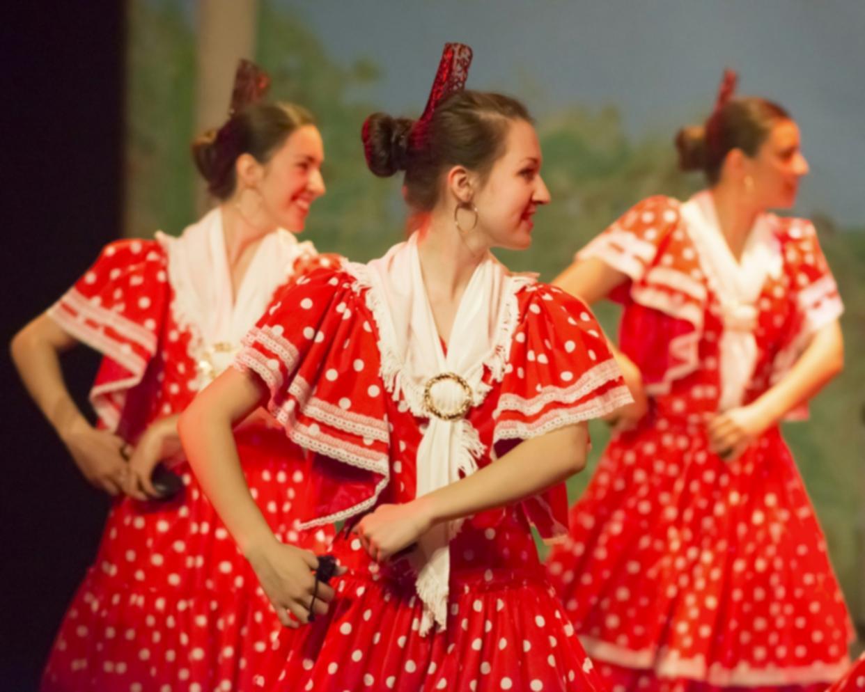 Danzatrice che pratica tecniche di movimento in studio